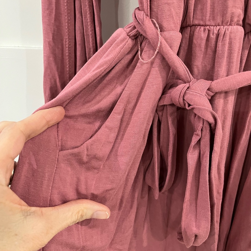 Lulu's Dusty Rose Long Sleeve Short Romper with Arm Slits and Pockets Size S - Picture 4 of 7
